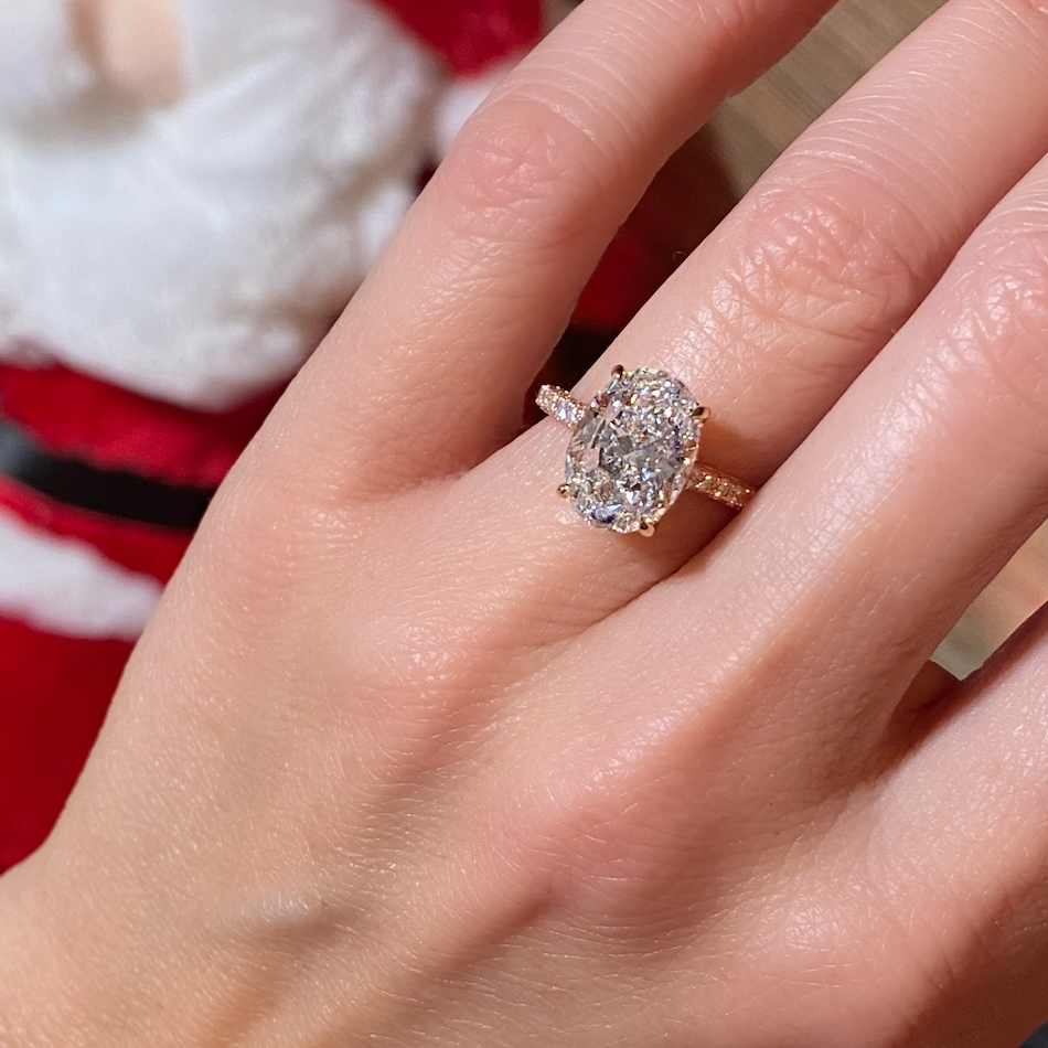 Oval cut diamond with gold band deals