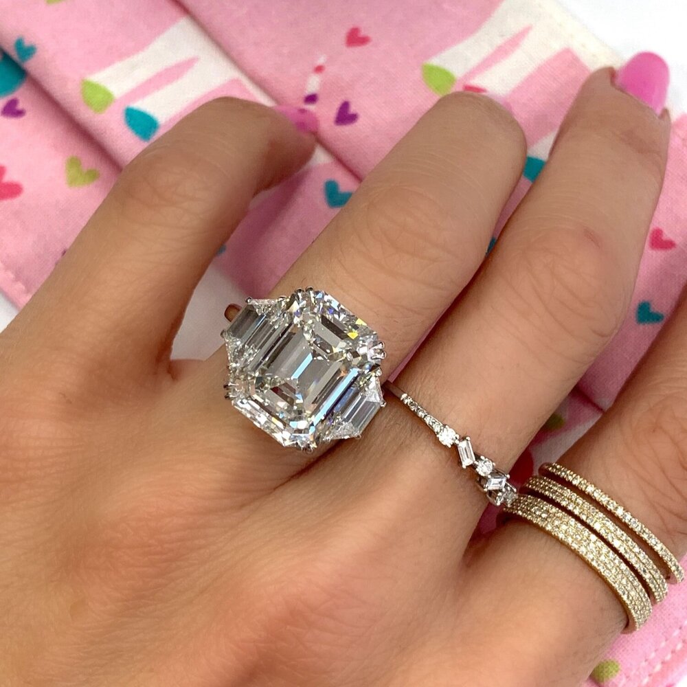 A TIMELESS, CLASSIC CHOICE FOR THE ELEGANT WOMAN: THE EMERALD CUT
